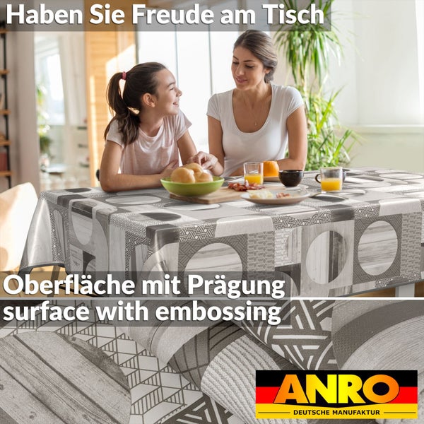 Gemusterte Tischdecke mit geprägter Oberfläche auf einem Esstisch mit Mutter und Tochter