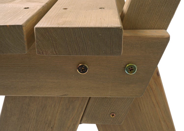 Detailansicht einer Holzgartenbank mit Schrauben