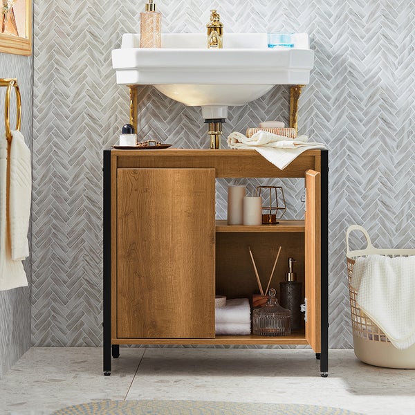 Badezimmer mit Waschbeckenunterschrank, Armatur, Spiegel und Dekoration auf einem hellen Untergrund