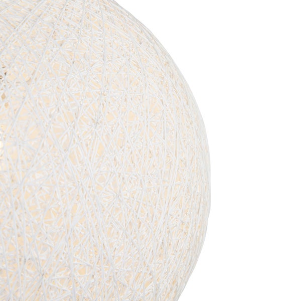 Detailansicht eines runden Lampenschirms aus weißem, gewebtem Garn.