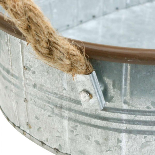 Detailaufnahme eines Metallkübels mit Seilgriffen