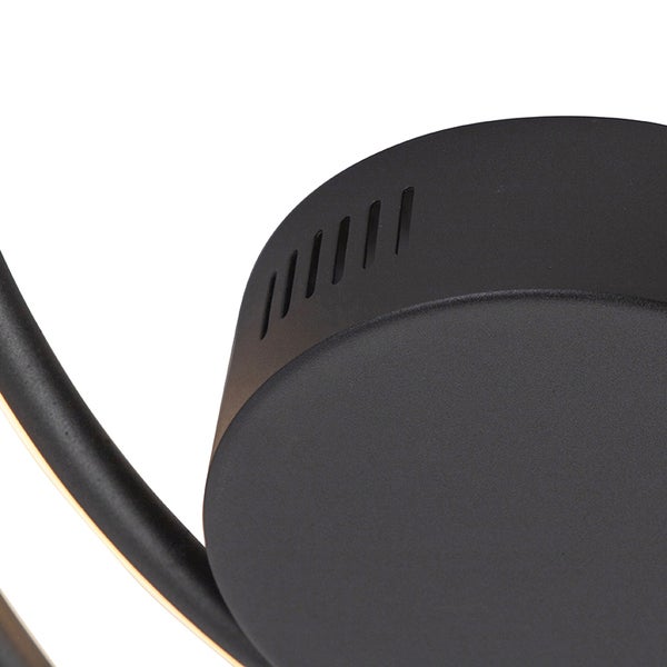 Detailaufnahme einer schwarzen Deckenleuchte