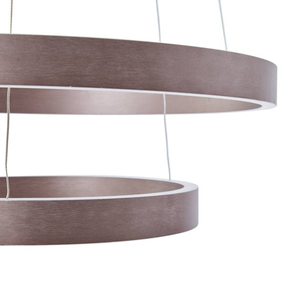 Detailansicht einer LED-Pendelleuchte mit zwei kaffeebraunen Ringen aus gebürstetem Metall.