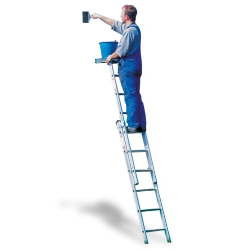Handwerker steht auf einer ausziehbaren Aluleiter und streicht eine Wand mit einem Farbpinsel.