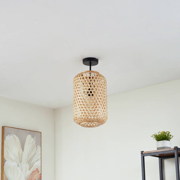 Moderne Deckenleuchte mit zylindrischem Schirm aus Bambusgeflecht in einem hellen, minimalistischen Raum mit Wandbild und Pflanze.
