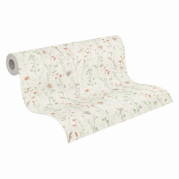Eine Vliestapete mit zartem Wiesenblumenmuster auf einer Rolle für eine natürliche Wandgestaltung.
