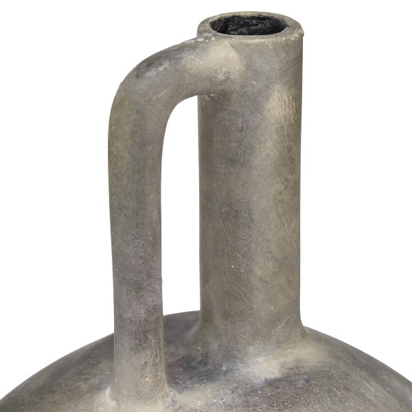 Nahaufnahme von Hals und Griff einer rustikalen Keramikvase in Steinoptik.