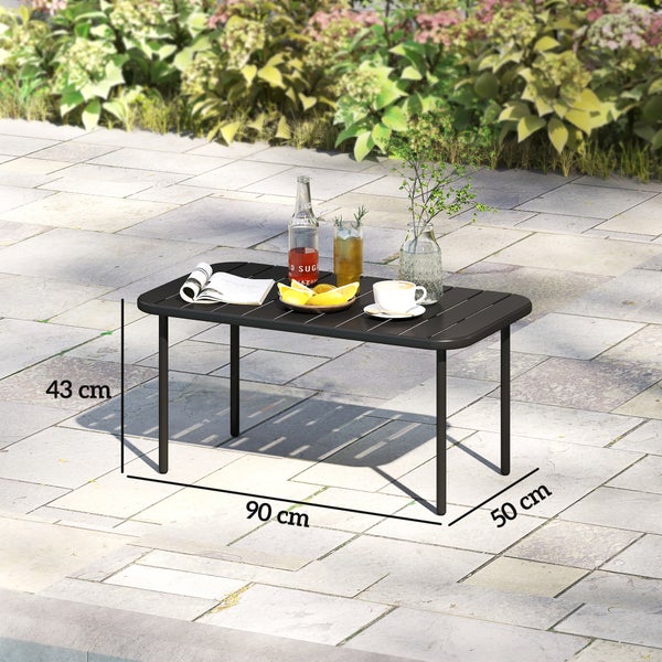 Schwarzer Metall-Gartentisch mit Latten-Tischplatte, dekoriert mit Erfrischungen, Obst und einer Zeitschrift auf einer Terrasse.