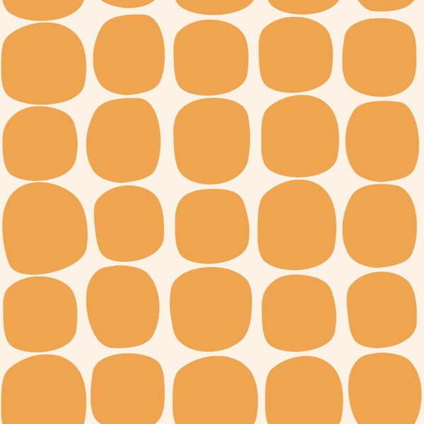 Tapete mit einem Muster aus großen, organischen, quadratischen Formen in Orange auf hellem Hintergrund.
