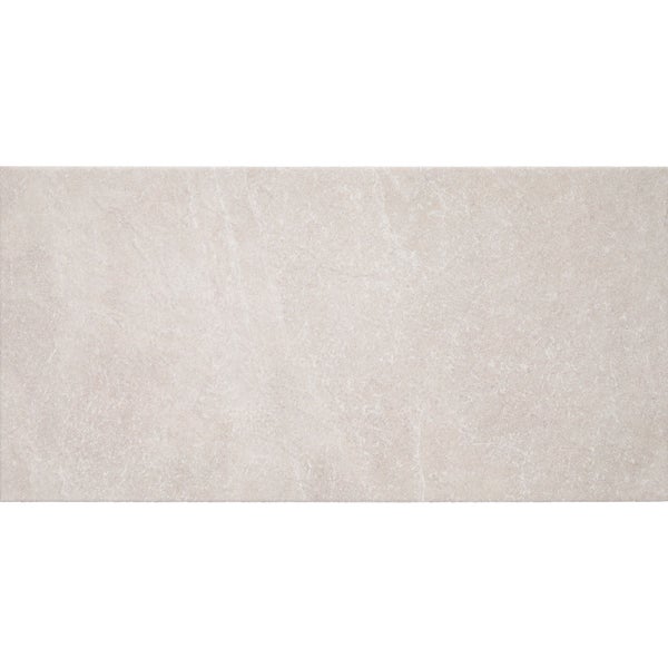 Rechteckige beige Wand- und Bodenfliese aus Feinsteinzeug in Natursteinoptik.