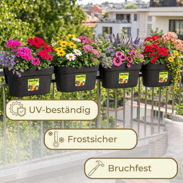 Vierteiliges Set GarPet Balkonkästen aus Kunststoff mit integrierter Aufhängung und GarPet Logo, bepflanzt mit Blumen an einem Balkongeländer.