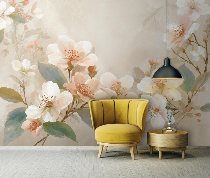 Wohnzimmer mit blumiger Wandtapete, Sessel und Beistelltisch