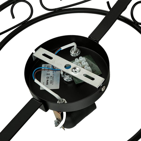 Detailansicht einer Deckenleuchte mit elektrischen Anschlüssen