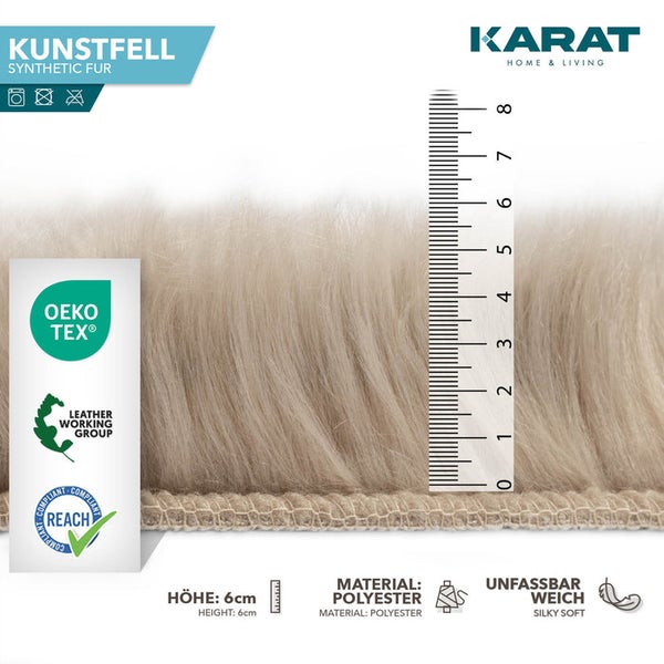 Nahaufnahme von Kunstfell aus Polyester mit einer Florhöhe von 6 Zentimeter, Oeko-Tex zertifiziert und REACH konform, Karat Home & Living Logo.