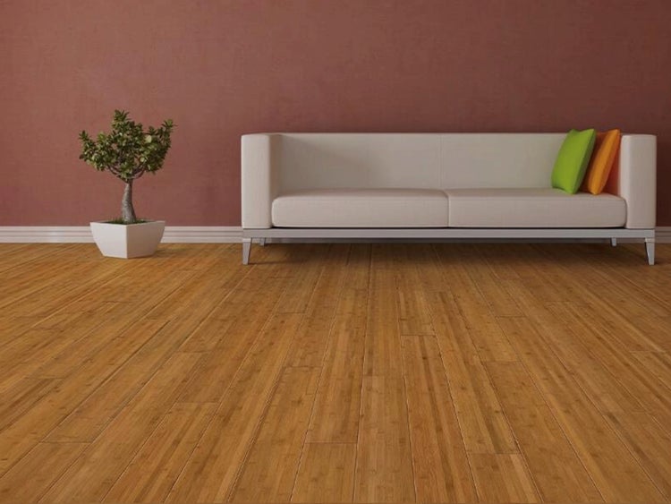Wohnzimmer mit Bambusparkett, weißem Sofa und kleiner Zimmerpflanze.
