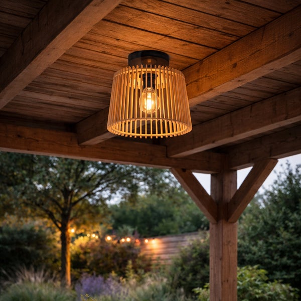 Moderne Außenleuchte aus Holz mit Holzlamellen Design montiert an einer überdachten Terrasse im Garten