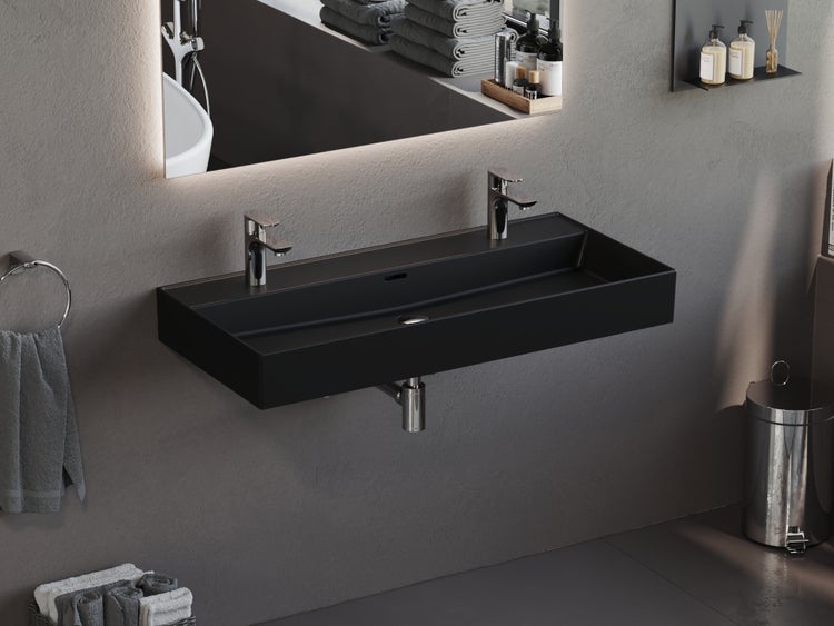 Modernes Badezimmer mit schwarzem Waschtisch, Armaturen und Spiegel