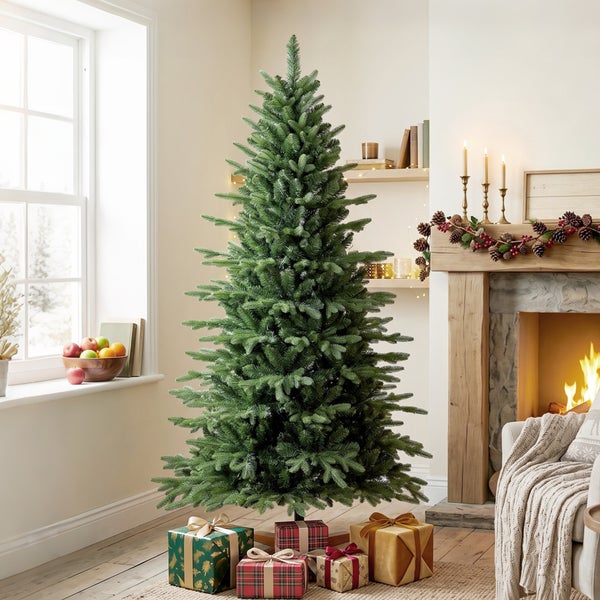 Familie im Wohnzimmer mit einem künstlichen Weihnachtsbaum mit Klappmechanismus für schnellen Aufbau.