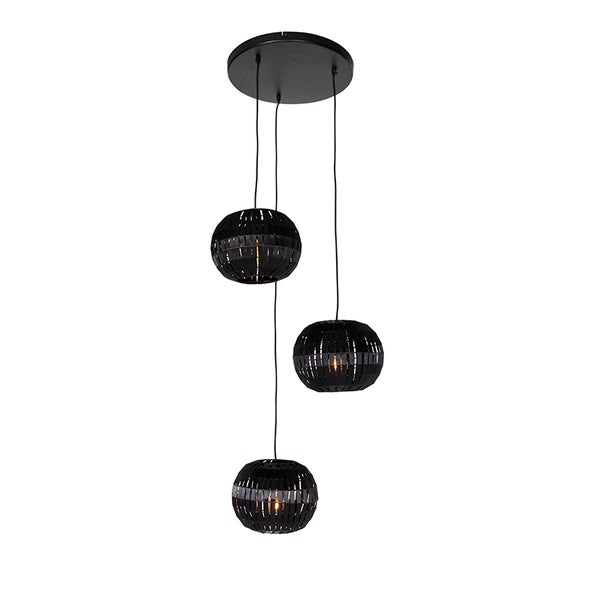 Schwarze Hängelampe mit drei kugelförmigen Schirmen