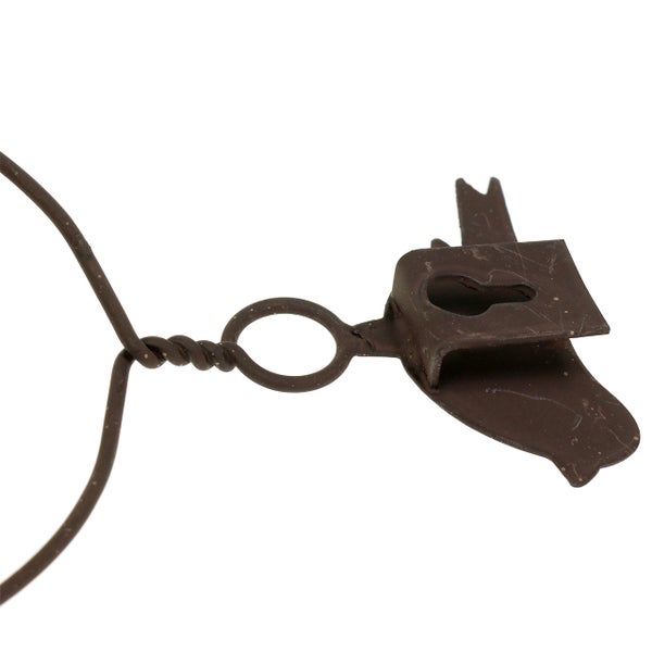 Detailansicht eines Drahtseilspanners aus Metall