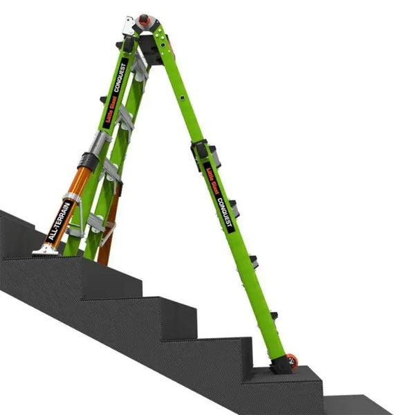 Little Giant Conquest All Terrain Mehrzweckleiter stehend auf einer Treppe