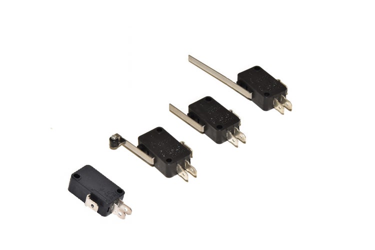 Vier verschiedene Mikroschalter aus schwarzem Kunststoff mit unterschiedlichen Betätigungshebeln und Metallanschlüssen.