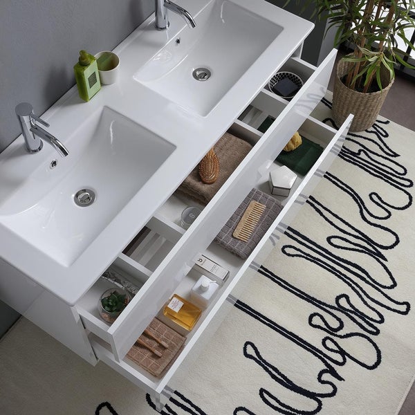Doppelwaschtisch mit offenen Schubladen zur Aufbewahrung von Badutensilien