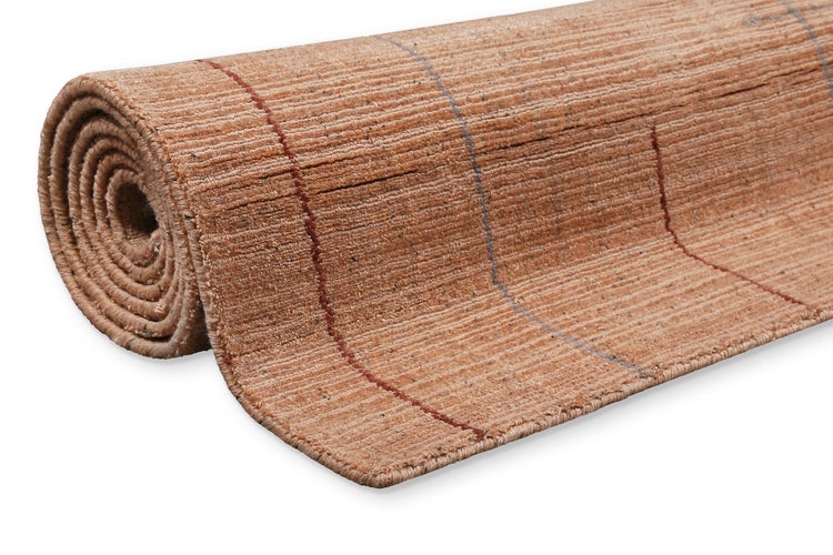 Gerollter Teppich mit strukturierter Oberfläche und feinen Längsstreifen.