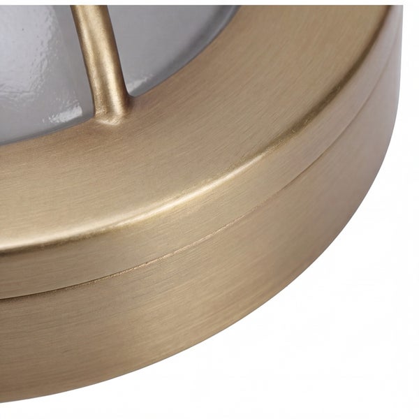 Detailansicht einer runden Außenleuchte aus gebürstetem Metall mit Schutzgitter und Glasdiffusor.