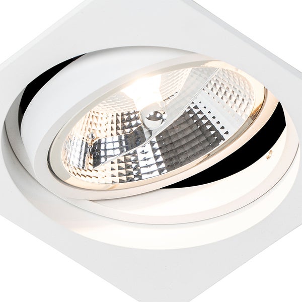 Quadratischer Einbaustrahler, schwenkbarer Deckenspot mit facettiertem Reflektor.