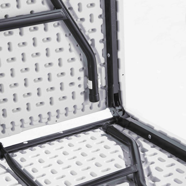 Detailansicht des Klappmechanismus und des Stahlgestells auf der Unterseite eines Kunststoff-Klapptisches.