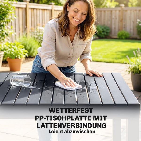 Wetterfester Gartentisch mit pflegeleichter Polypropylen-Tischplatte in Lattenoptik, die in einem sonnigen Garten abgewischt wird.