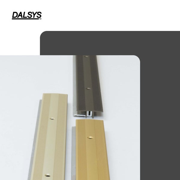 Dalsys Logo. Drei verschiedene Übergangsprofile aus Metall mit geriffelter Oberfläche und vorgebohrten Löchern für Schrauben.