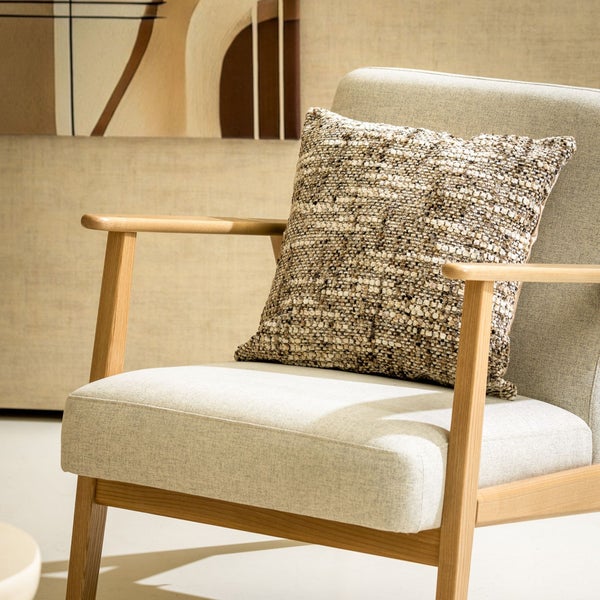 Sessel mit Holzelementen und Dekokissen