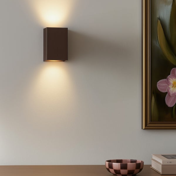 Moderne Wandleuchte aus Metall für Innenräume