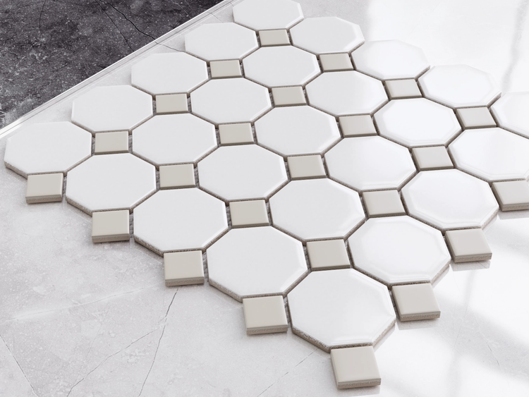 Weiße Mosaikfliesen im Achteck-Design mit beigen quadratischen Einlegern und glänzender Oberfläche.