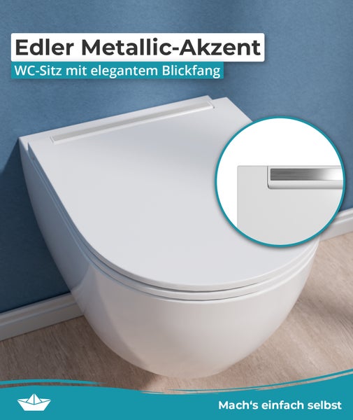 Wand-WC mit weißem WC-Sitz inklusive dekorativem Metallelement am Deckel.