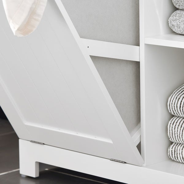 Detailansicht eines Badezimmerschranks mit Kippfach und Regalen zur Aufbewahrung von Handtüchern und anderen Badutensilien