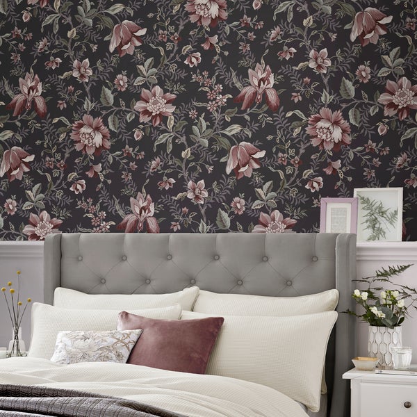 Tapete mit floralem Blumenmuster im Schlafzimmer über einem gepolsterten Bettkopfteil