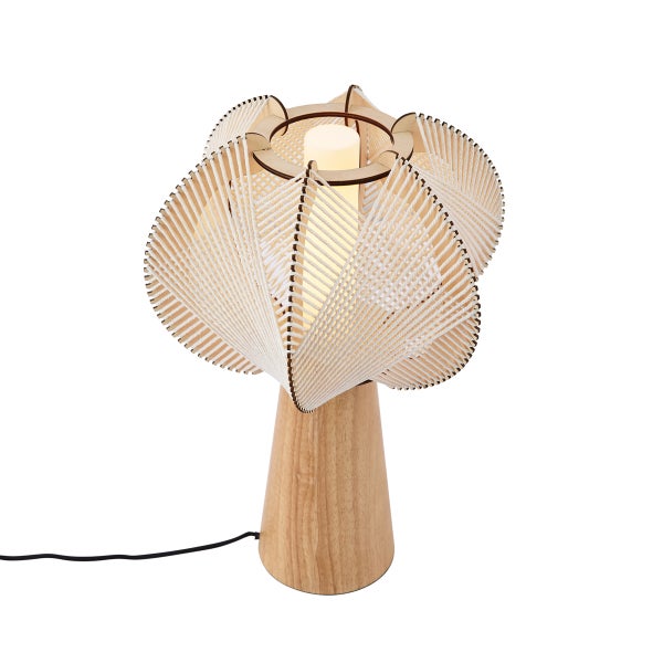 Tischleuchte aus Holz mit einem geflochtenen Schirm in Blütenform und einem Standfuß in Kegelform