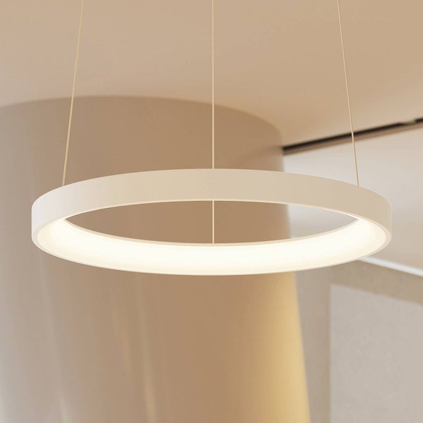 Ringförmige LED-Pendelleuchte in minimalistischem Design, aufgehängt an dünnen Seilen.