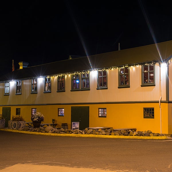 Außenansicht eines Gebäudes mit Beleuchtung bei Nacht.