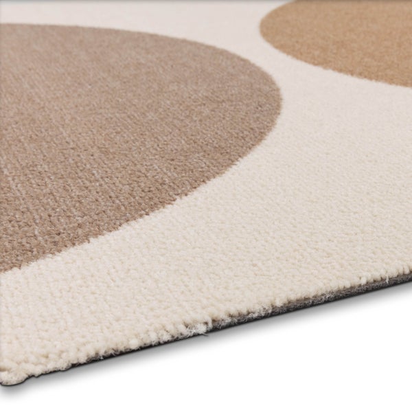 Detailansicht eines Teppichs mit Kreismuster und weicher Oberfläche.