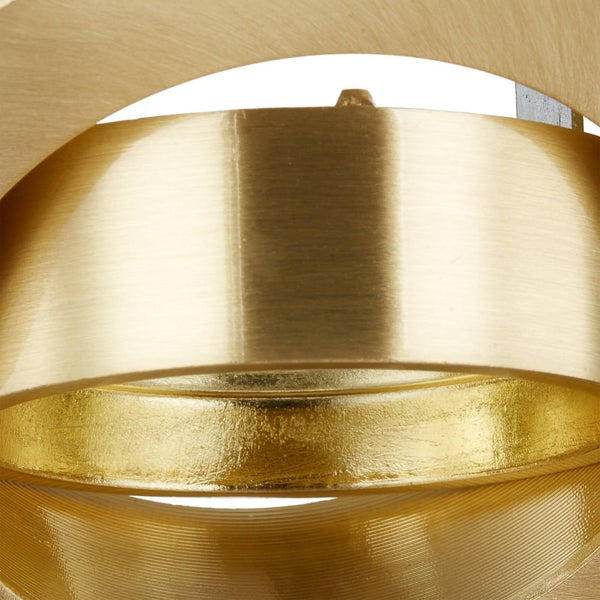 Deckeneinbaustrahler aus Metall an einer Decke