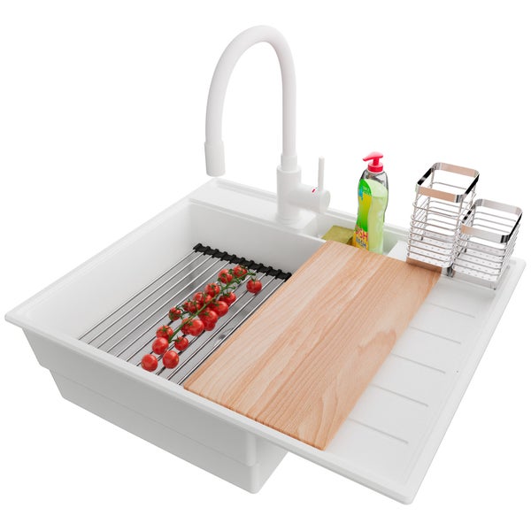 Spüle mit Abtropffläche, Armatur, Geschirrspülmittel, Schneidebrett und Abtropfgestell
