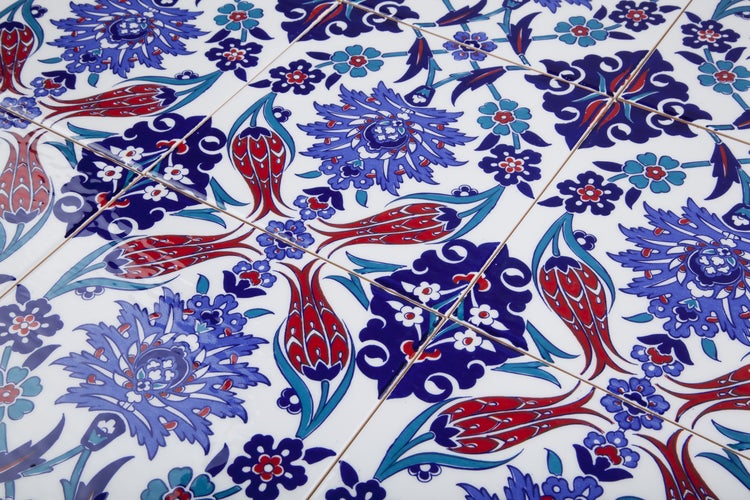 Fliesen mit blauem, rotem und grünem Blumenmuster