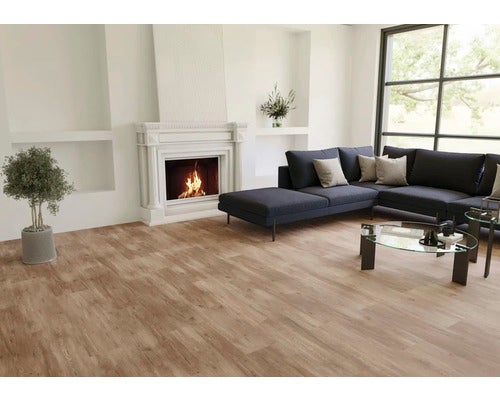 Hell gestaltetes Wohnzimmer mit modernem Vinylboden in Holzoptik, dunklem Sofa und weißem Kamin.