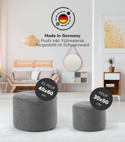 Größenvergleich von zwei Poufs mit den Maßen 60 x 40 Zentimeter und 50 x 30 Zentimeter neben einem 180 Zentimeter großen Mann und einem 85 Zentimeter hohen Sessel