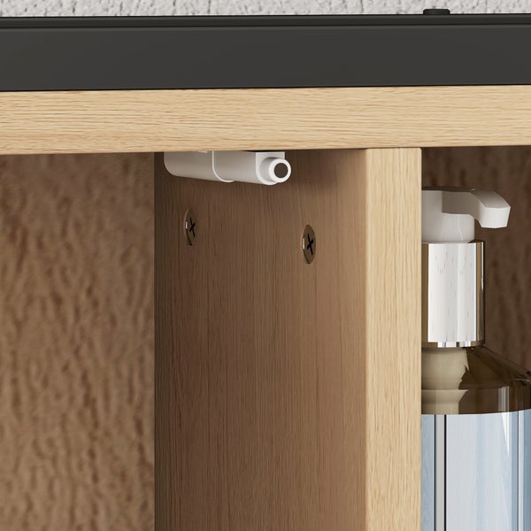 Push-to-open-Beschlag im Inneren eines Holzschranks montiert.