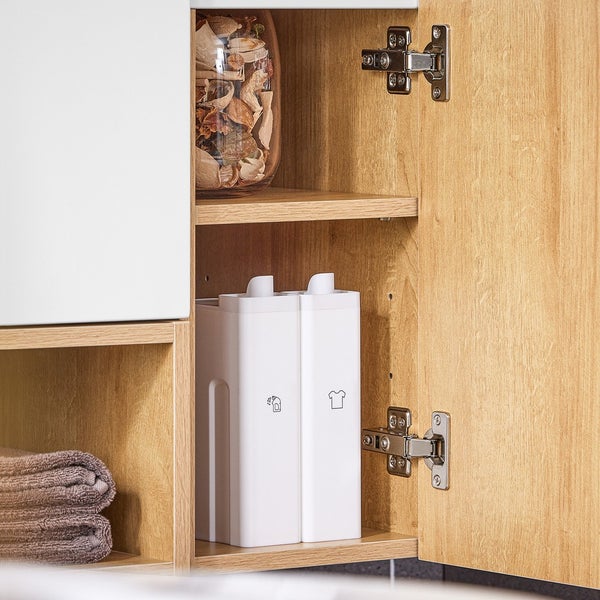 Badezimmerschrank mit Regalen, Dekorationen und Waschmittelbehältern